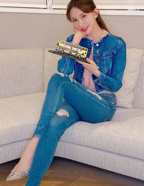 穿搭典范！林志玲穿牛仔裝托腮露甜笑狀態好 